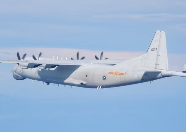 Máy bay chống ngầm Y-8 của đại lục bay vào không phận Đài Loan sáng 19/9 (Ảnh: Đông Phương).