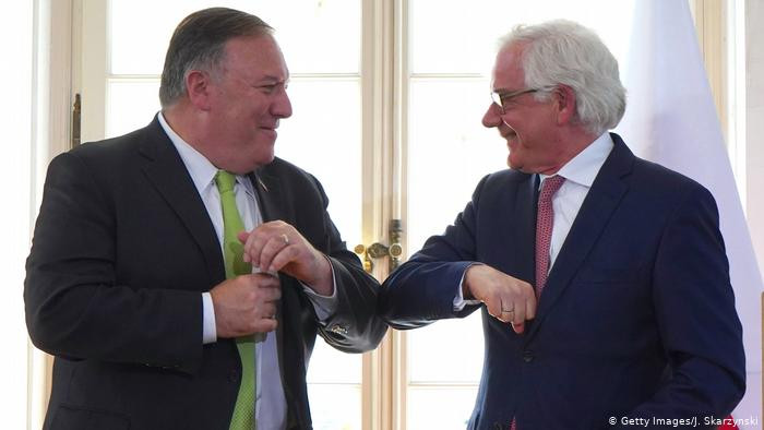 Ngoại trưởng Mỹ Mike Pompeo được cho là có "Hành trình chống Trung Quốc" tới nhiều nước châu Âu. Trong ảnh, ông Mike Pompeo với người đồng nghiệp Ba Lan (Ảnh: Deutsche Welle).