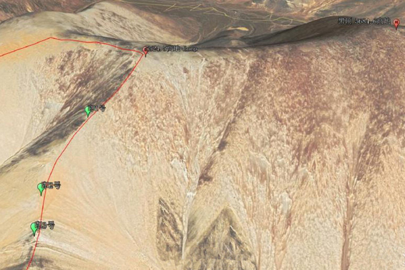 Lộ diện ảnh chụp tình trạng đối đầu giữa quân đội hai bên tại phía nam Hồ Pangong hôm 15/9: các điểm màu xanh là chốt quân Ấn Độ; điểm màu đỏ góc trên bên phải ảnh là chốt của PLA (Ảnh: Weibo Namhaijulang). Lộ diện ảnh chụp tình trạng đối đầu giữa quân đội hai bên tại phía nam Hồ Pangong hôm 15/9: các điểm màu xanh là chốt quân Ấn Độ; điểm màu đỏ góc trên bên phải ảnh là chốt của PLA (Ảnh: Weibo Namhaijulang).