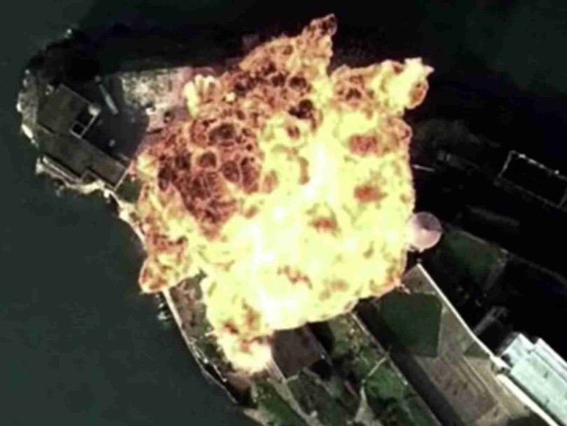 Hình ảnh lửa bao trùm căn cứ sau khi trúng tên lửa bị cho là lấy từ phim Hollyood (Ảnh: Đa Chiều).