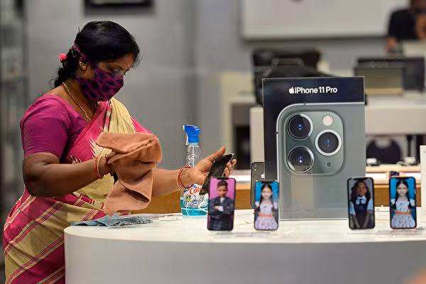 Điện thoại Iphone ngày càng có vị trí vững chắc trên thị trường Ấn Độ (Ảnh: Getty).