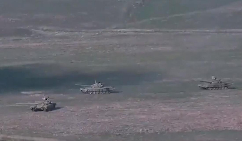 Xe tăng Azerbaijan tấn công (Ảnh: Sohu).