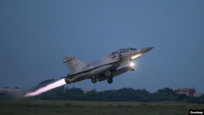 Máy bay Mirage-2000 của Đài Loan cất cánh khẩn cấp (Ảnh: VOA). Máy bay Mirage-2000 của Đài Loan cất cánh khẩn cấp (Ảnh: VOA).