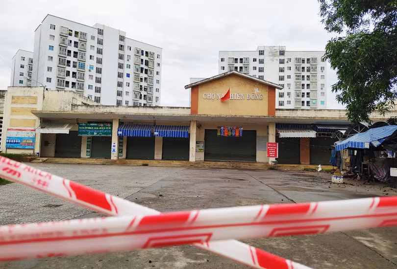 Đóng cửa chợ Nại Hiên Đông vì các bệnh nhân COVID-19 đã đến đây (ảnh: Lê Bảo)