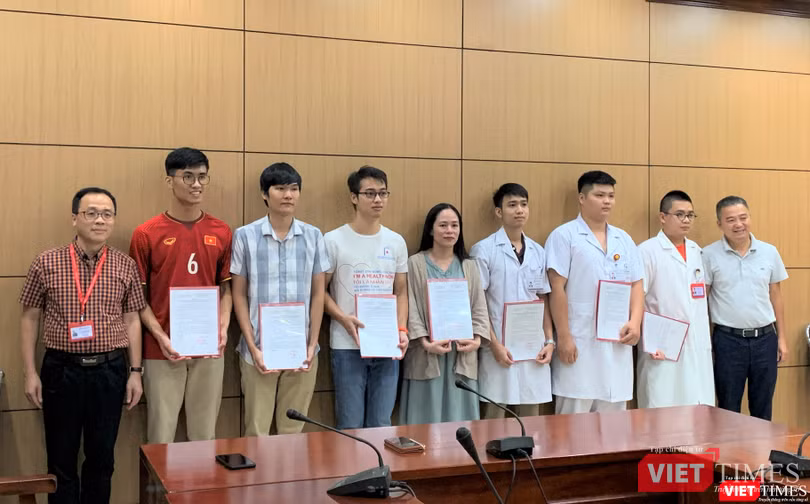 GS. TS. Tạ Thành Văn (ngoài cùng bên trái) và PGS.TS. Nguyễn Lân Hiếu (ngoài cùng bên phải) trao quyết định cho Tổ công tác đi nhận nhiệm vụ tại vùng dịch GS. TS. Tạ Thành Văn (ngoài cùng bên trái) và PGS.TS. Nguyễn Lân Hiếu (ngoài cùng bên phải) trao quyết định cho Tổ công tác đi nhận nhiệm vụ tại vùng dịch