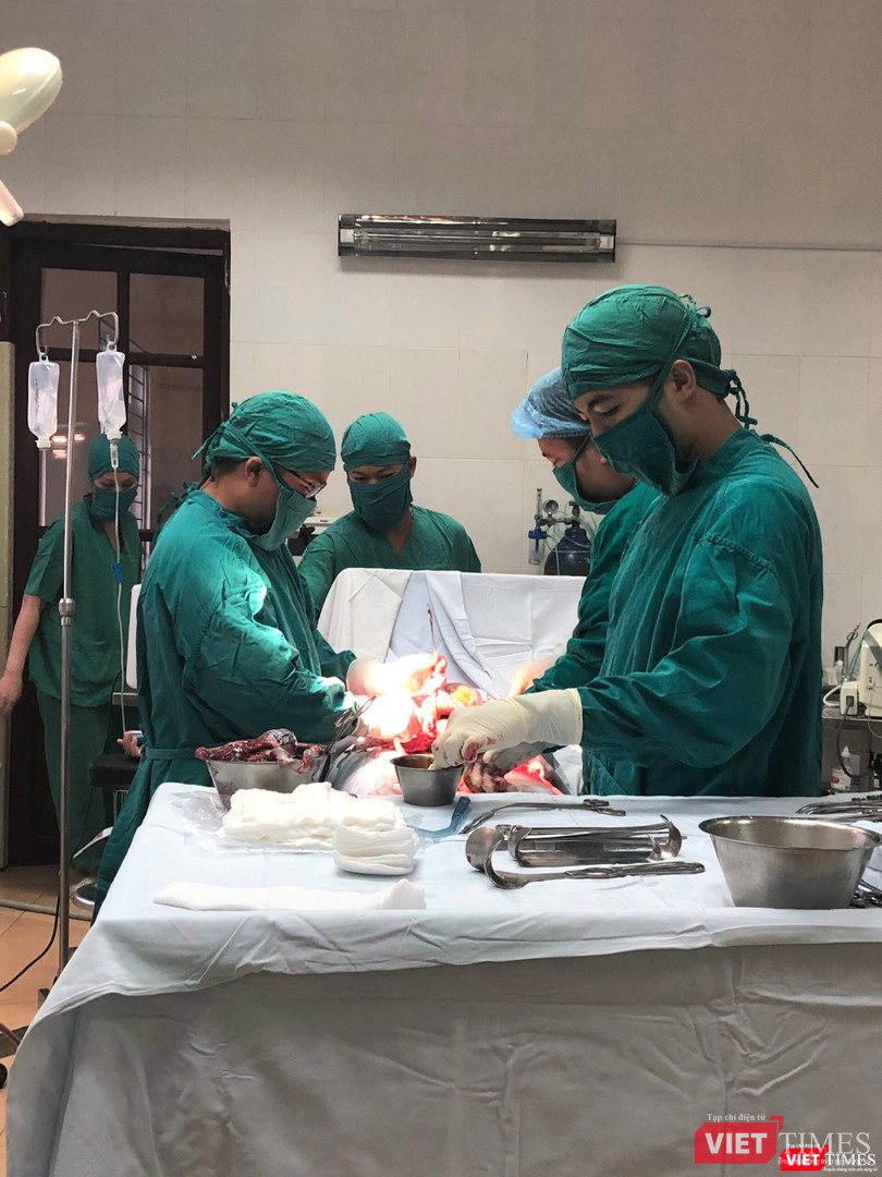 Các bác sĩ BV Thạch Thất đã có nhiều ca mổ cứu sống trẻ sơ sinh trong gang tấc