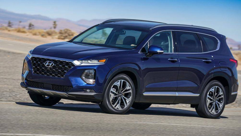 Tại thị trường Việt Nam, tuy rằng nằm cùng phân khúc với mẫu Mazda CX-8 nhưng Hyundai SantaFe có giá bán hấp dẫn hơn