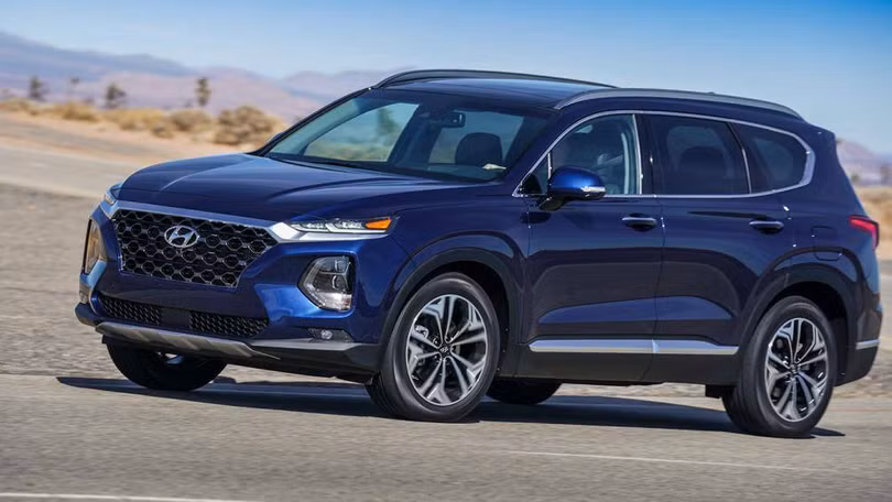 Tại thị trường Việt Nam, tuy rằng nằm cùng phân khúc với mẫu Mazda CX-8 nhưng Hyundai SantaFe có giá bán hấp dẫn hơn