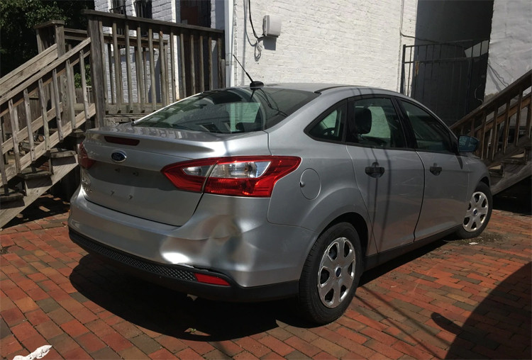 Một chiếc Ford Focus không sử dụng suốt mấy tháng và bị chuột cắn phá. Ảnh: Morgan Finkelstein