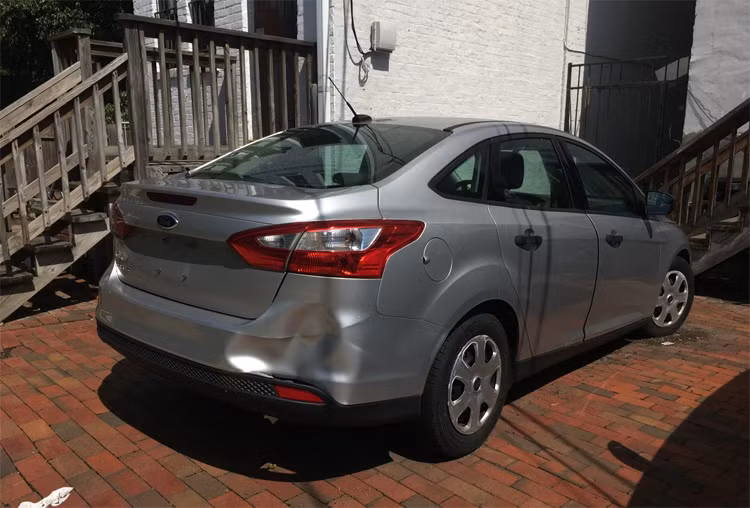 Một chiếc Ford Focus không sử dụng suốt mấy tháng và bị chuột cắn phá. Ảnh: Morgan Finkelstein