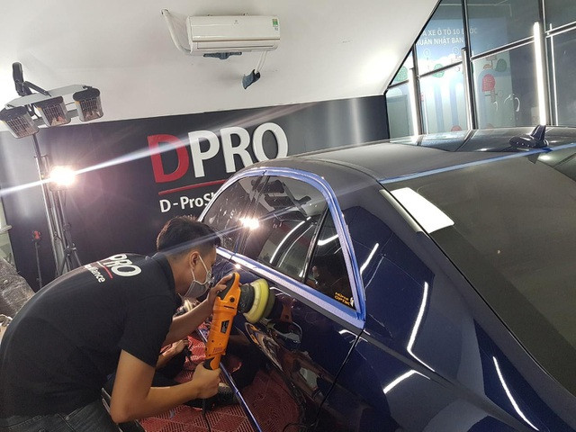 Ceramic có cấu tạo từ những hạt nano rất nhỏ với thành phần chính là Silic dioxit và Titan dioxit. Điều đặc biệt là những thành phần này chỉ liên kết tốt với bề mặt sơn của xe và không hề liên kết tốt với nhau. Để chúng có thể tự liên kết tối với nhau cần tối thiểu 6-10 tiếng. Đối với những công ty hàng đầu trên thế giới như DPRO, Ceramic PRO, Kube bond,... họ đưa ra gói phủ cao cấp tối đa nhất là 3 lớp, và nó cũng được chuyên gia nhận định là tốt nhất. Và phải có tay nghề rất cao mới có thể phủ 3 lớp ceramic; nếu không, càng phủ nhiều càng làm mất đi độ bóng, trong của sơn xe. Ngoài ra, cần lưu ý thêm về hiệu chỉnh bề mặt sơn tốt nhất trước khi phủ.