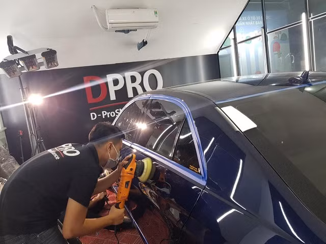 Ceramic có cấu tạo từ những hạt nano rất nhỏ với thành phần chính là Silic dioxit và Titan dioxit. Điều đặc biệt là những thành phần này chỉ liên kết tốt với bề mặt sơn của xe và không hề liên kết tốt với nhau. Để chúng có thể tự liên kết tối với nhau cần tối thiểu 6-10 tiếng. Đối với những công ty hàng đầu trên thế giới như DPRO, Ceramic PRO, Kube bond,... họ đưa ra gói phủ cao cấp tối đa nhất là 3 lớp, và nó cũng được chuyên gia nhận định là tốt nhất. Và phải có tay nghề rất cao mới có thể phủ 3 lớp ceramic; nếu không, càng phủ nhiều càng làm mất đi độ bóng, trong của sơn xe. Ngoài ra, cần lưu ý thêm về hiệu chỉnh bề mặt sơn tốt nhất trước khi phủ.