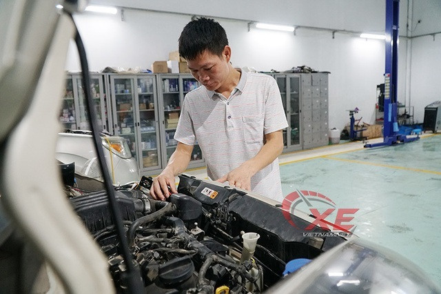 Kỹ Sư Lê Văn Tạch tại Gara của mình. Ảnh: Đình Quý