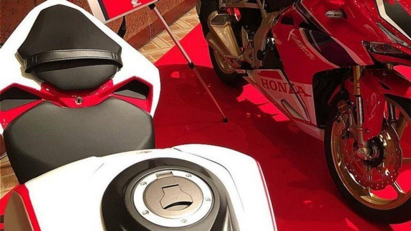 Nắp bình xăng và yên của Honda CBR250RR 2020