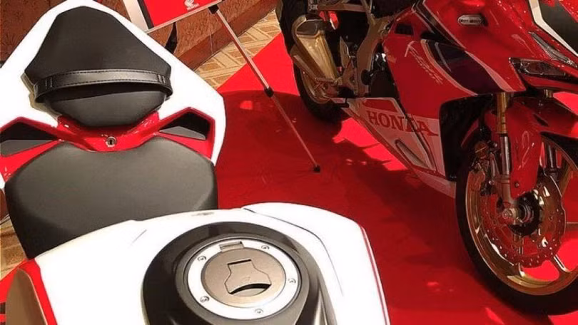 Nắp bình xăng và yên của Honda CBR250RR 2020