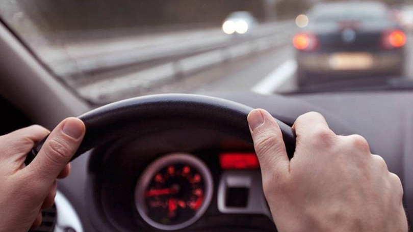 Thước lái bị lệch cũng góp phần khiến cho chiếc xe không thể đi thẳng. Bắt buộc lái xe phải chỉnh vô lăng nhiều hơn so với bình thường Thước lái bị lệch cũng góp phần khiến cho chiếc xe không thể đi thẳng. Bắt buộc lái xe phải chỉnh vô lăng nhiều hơn so với bình thường