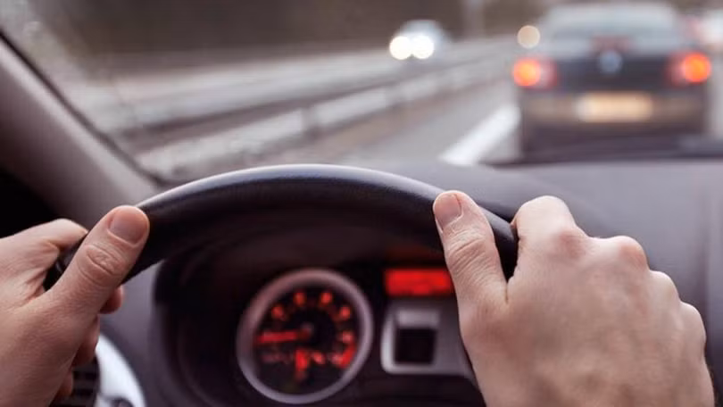 Thước lái bị lệch cũng góp phần khiến cho chiếc xe không thể đi thẳng. Bắt buộc lái xe phải chỉnh vô lăng nhiều hơn so với bình thường