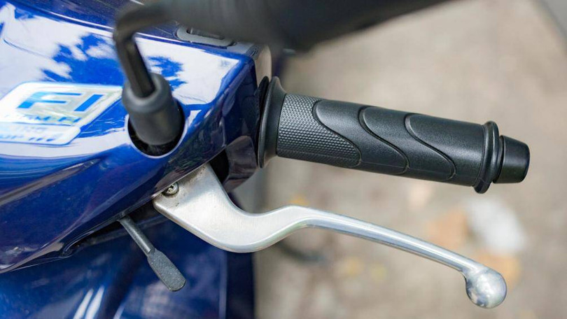 Khi chạy xe nhanh, quán tính của chiếc xe dồn về phía trước nhưng khi phanh đột ngột sẽ khiến xe bị lật hoặc xoay vòng, rất nguy hiểm