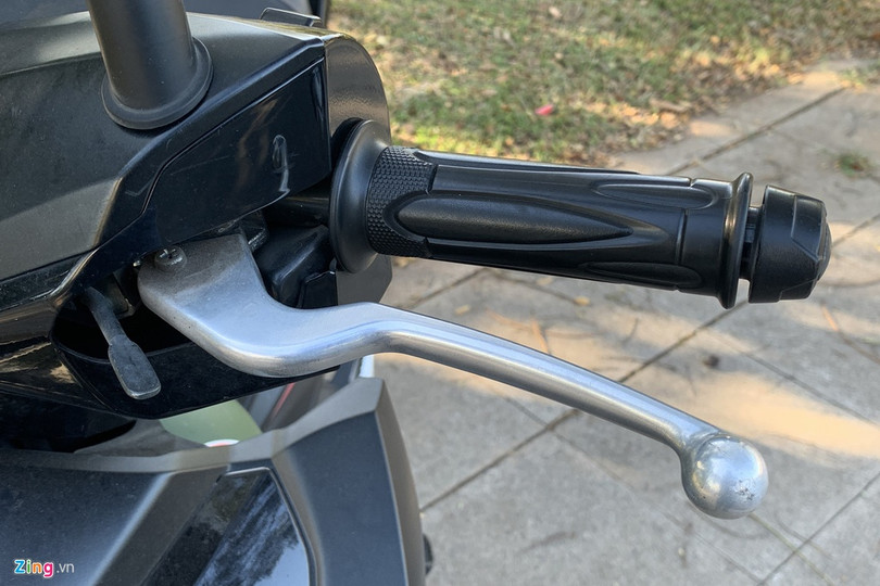 Cùm tay phanh được giữ cố định để xe không bị trôi nếu như dừng đỗ trên dốc nghiêng.