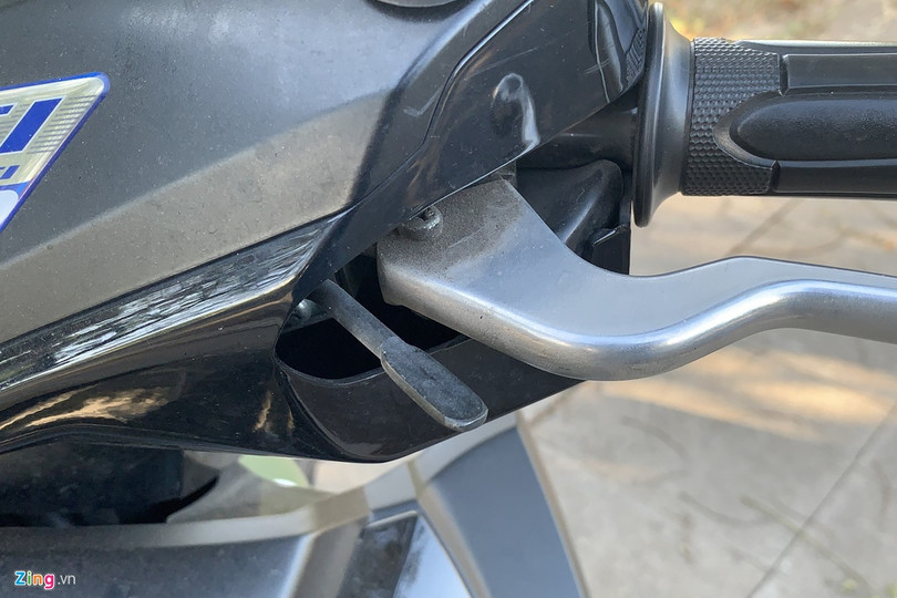 Cơ cấu cài phanh dừng trên một mẫu xe tay ga.