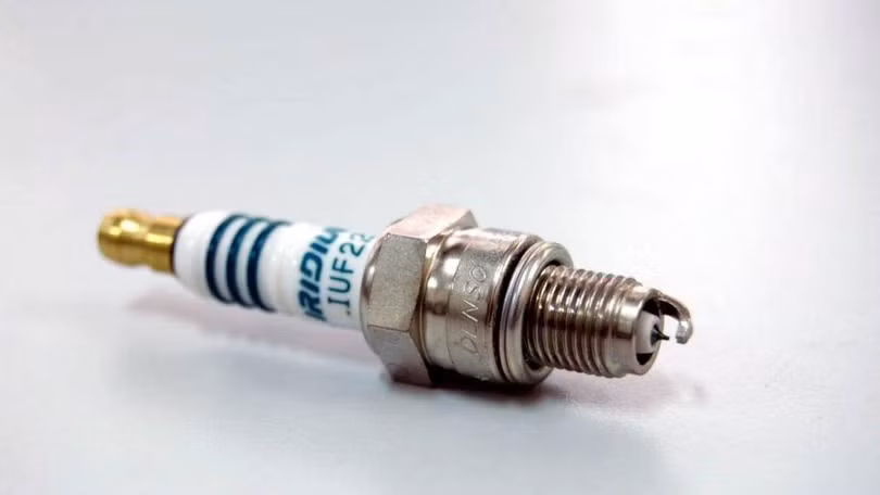 Bugi xe máy được làm bằng chất liệu nhôm oxit gốm nên rất cứng, chỉ cần một mảnh nhỏ ném vào kính ô tô hay bất kỳ loại kính thông thường nào hiện nay đều có thể gây rạn, vỡ Bugi xe máy được làm bằng chất liệu nhôm oxit gốm nên rất cứng, chỉ cần một mảnh nhỏ ném vào kính ô tô hay bất kỳ loại kính thông thường nào hiện nay đều có thể gây rạn, vỡ