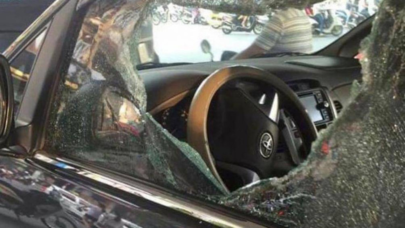 Một chiếc xe Toyota bị đối tượng phá kính Một chiếc xe Toyota bị đối tượng phá kính