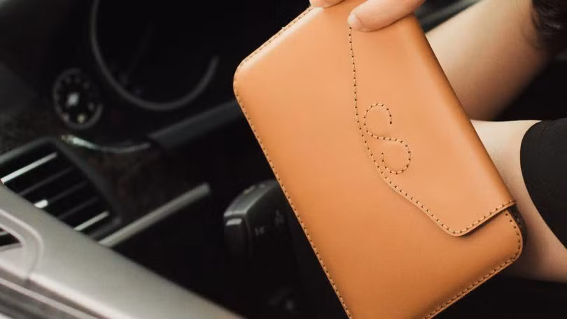 Mọi người không nên để trong xe ô tô một số lượng tiền và tài sản có giá trị lớn mà không có người trông coi Mọi người không nên để trong xe ô tô một số lượng tiền và tài sản có giá trị lớn mà không có người trông coi