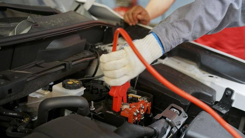 Khi ắc quy bị cạn, để phục hồi ắc quy về trạng thái điện thế đầy nên tiến hành nạp điện vài giờ chứ không phải là chỉ cần khởi động bằng kiểu đầu nối ắc quy Khi ắc quy bị cạn, để phục hồi ắc quy về trạng thái điện thế đầy nên tiến hành nạp điện vài giờ chứ không phải là chỉ cần khởi động bằng kiểu đầu nối ắc quy