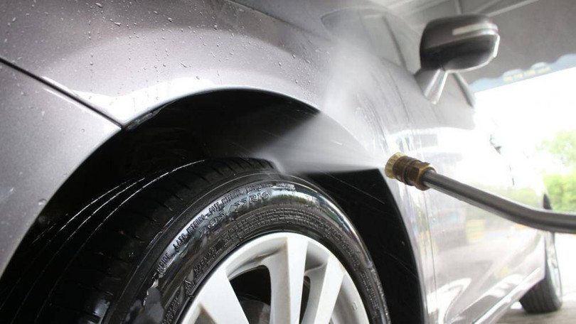 Một số chủ xe trong quá trình làm sạch lại dùng vòi xịt cao áp xịt mạnh lên động cơ hoặc các ngóc ngách nhỏ trong khoang Một số chủ xe trong quá trình làm sạch lại dùng vòi xịt cao áp xịt mạnh lên động cơ hoặc các ngóc ngách nhỏ trong khoang