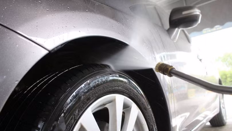 Một số chủ xe trong quá trình làm sạch lại dùng vòi xịt cao áp xịt mạnh lên động cơ hoặc các ngóc ngách nhỏ trong khoang Một số chủ xe trong quá trình làm sạch lại dùng vòi xịt cao áp xịt mạnh lên động cơ hoặc các ngóc ngách nhỏ trong khoang