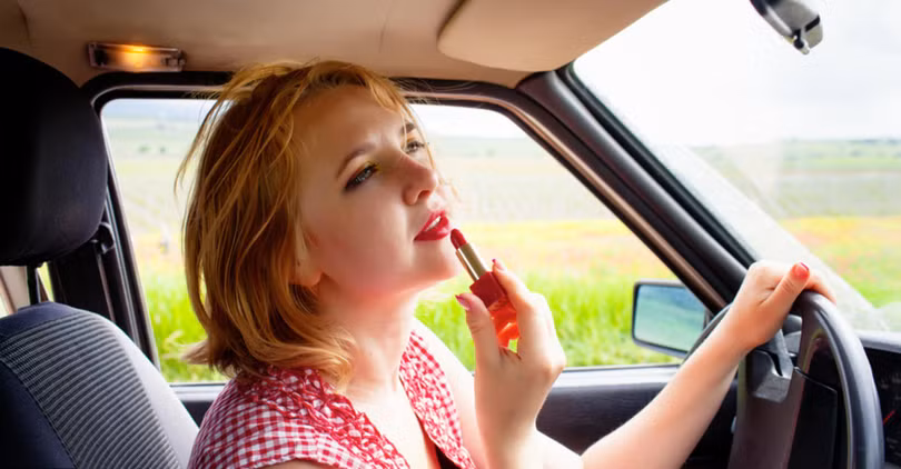 Đi làm quên chưa trang điểm và thực hiện nó ngay khi dừng đèn đỏ là cách một số chị em đã chọn