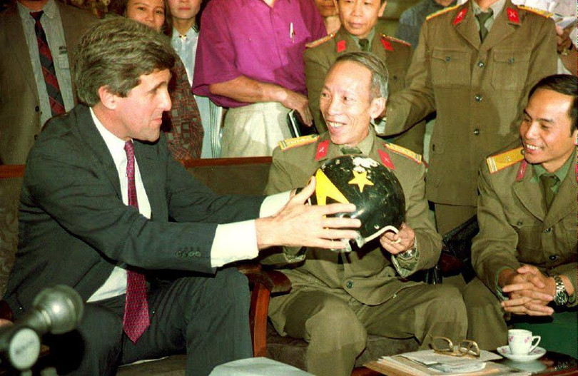Thượng nghị sỹ John Kerry nhận từ tay Giám đốc bảo tàng quân đội Việt Nam chiếc mũ phi công của John McCain (Ảnh: Hoàng Đình Nam/ AFP)