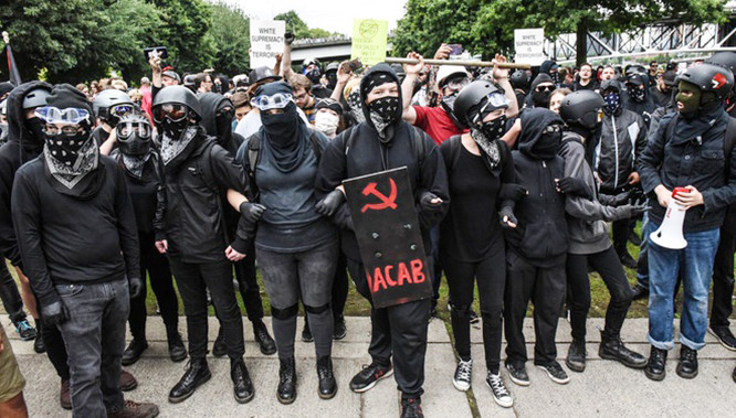 Một nhóm vũ trang bịt mặt của tổ chức cực đoan Antifa. Ảnh: Reuters.