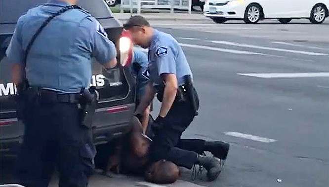 Ảnh chụp từ video cảnh cảnh sát ghì Floyd đến chết (Ảnh: CBS)