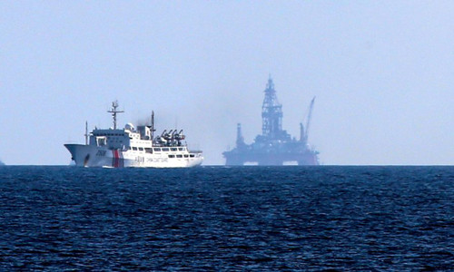 Tàu hải cảnh Trung Quốc di chuyển gần khu vực giàn khoan Hải Dương 981. (Ảnh: Asahi Shimbun) Tàu hải cảnh Trung Quốc di chuyển gần khu vực giàn khoan Hải Dương 981. (Ảnh: Asahi Shimbun)