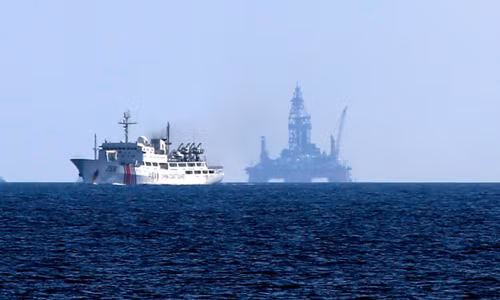 Tàu hải cảnh Trung Quốc di chuyển gần khu vực giàn khoan Hải Dương 981. (Ảnh: Asahi Shimbun)