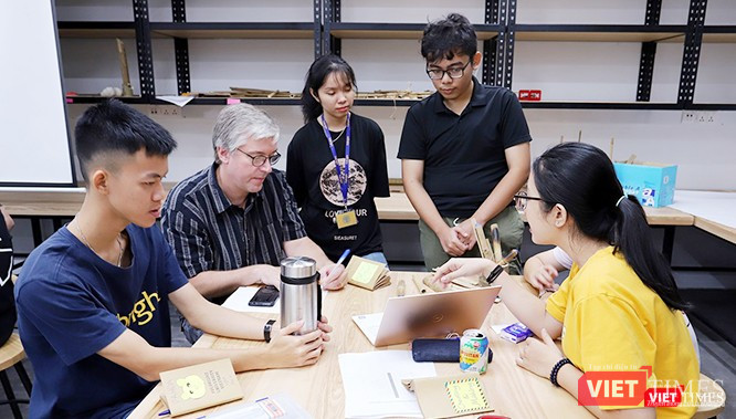 Các sinh viên chương trình cử nhân ĐH Fulbright trong lớp học Nhập môn Kỹ thuật (Ảnh: FUV cung cấp cho VietTimes)