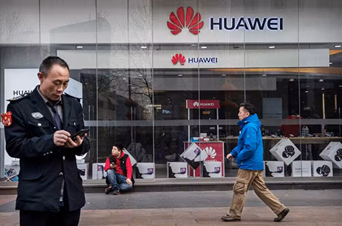 Bên ngoài một cửa hàng Huawei ở Bắc Kinh. (Ảnh: Bloomberg)