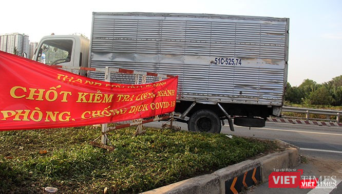 TP.HCM đã phải thiết lập 62 chốt chặn để kiểm tra thân nhiệt người vào thành phố khi thực hiện cách ly xã hội. Ảnh: GVT.