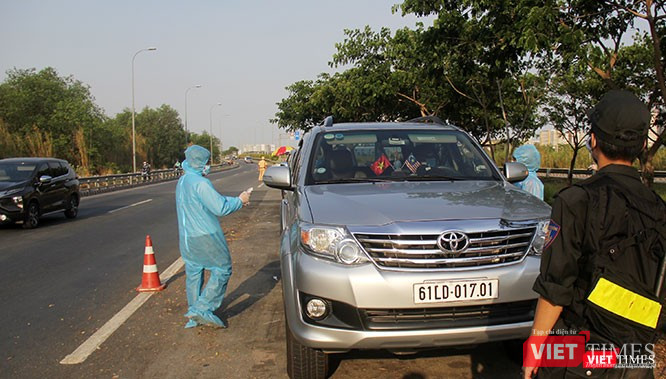 Lực lượng liên ngành lập chốt chặn lối vào TP.HCM tại đoạn cuối cao tốc Long Thành - Dầu Giây thuộc Quận 2, TP.HCM. Ảnh: GVT.