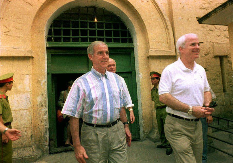 Thượng nghị sỹ John McCain (phải) và Hạ nghị sỹ Pete Peterson (trái) (sauu này là Đại sứ Mỹ đầu tiên tại Việt Nam sau chiến tranh) thăm nhà tù Hỏa Lò (Hilton hotel) vào tháng 6/1993 (Ảnh: Hoàng Đình Nam/ AFP)