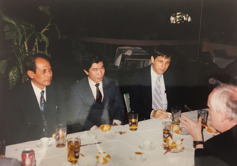 Giáo sư Dwight Perkins, Giáo sư David Dapice trong một buổi ăn tối với Tiến sĩ Lưu Bích Hồ, cố viện trưởng Viện Chiến lược và Phát triển, Bộ Kế hoạch và Đầu tư và ông Lê Đức Thúy, thành viên trong đoàn tham quan khảo sát về kinh tế thị trường ở Đông Á năm 1991 (về sau ông Lê Đức Thúy sang trường Quản lý Hành chính Nhà nước Kennedy Harvard học Thạc sĩ Hành chính Công và là Thống đốc Ngân hàng Nhà nước Việt Nam 2 nhiệm kì). (Ảnh do ông Thomas Vallely cung cấp)