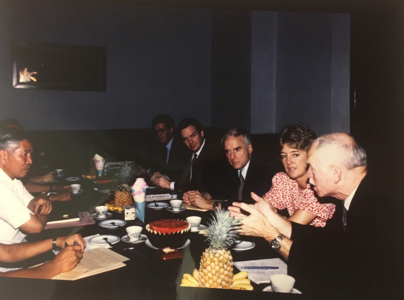 Giám đốc Chương trình Việt Nam tại Harvard, ông Thomas Vallely và Giáo sư Dwight Perkins, Giám đốc Viện Phát triển Quốc tế Harvard thảo luận với ông Nguyễn Cơ Thạch, Phó Chủ tịch Hội đồng Bộ trưởng trong chuyến thăm của đoàn giáo sư Harvard năm 1989. Ông Nguyễn Cơ Thạch là người tạo điều kiện để nhóm học giả Harvard tiến hành các nghiên cứu về Việt Nam mà kết quả là cuốn "Theo dấu rồng bay" nổi tiếng. (Ảnh do ông Thomas Vallely cung cấp)