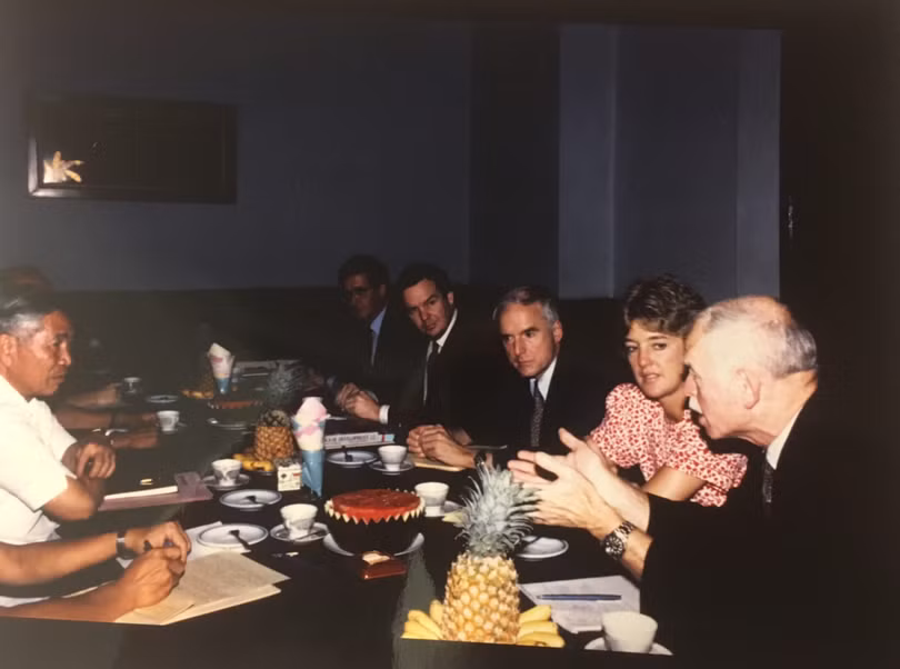 Giám đốc Chương trình Việt Nam tại Harvard, ông Thomas Vallely và Giáo sư Dwight Perkins, Giám đốc Viện Phát triển Quốc tế Harvard thảo luận với ông Nguyễn Cơ Thạch, Phó Chủ tịch Hội đồng Bộ trưởng trong chuyến thăm của đoàn giáo sư Harvard năm 1989. Ông Nguyễn Cơ Thạch là người tạo điều kiện để nhóm học giả Harvard tiến hành các nghiên cứu về Việt Nam mà kết quả là cuốn "Theo dấu rồng bay" nổi tiếng. (Ảnh do ông Thomas Vallely cung cấp)