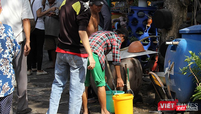 Nước, thứ vốn không thể thiếu để "bắt khách", được bán tùy sự vui - buồn của chủ các téc chứa này. Ảnh: GVT.