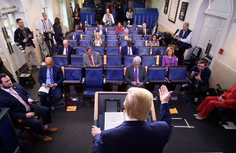 Điều đáng buồn trong tất cả những việc này là người dân Mỹ đang bị tước đi những thông tin họ cần được tiếp cận để đưa ra quyết định về việc bảo vệ sinh mạng của mình thế nào và đánh giá ra sao về hiệu quả làm việc của các nhà lãnh đạo quốc gia (Ảnh: Internet)