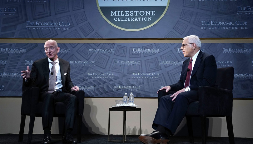 Tỉ phú David Rubenstein hỏi chuyện tỉ phú Jeff Bezos. Ảnh: Getty Tỉ phú David Rubenstein hỏi chuyện tỉ phú Jeff Bezos. Ảnh: Getty