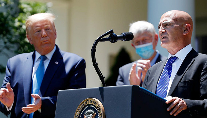 Tiến sĩ Moncef Slaoui, nhân vật chủ chốt trong chiến dịch đẩy mạnh sản xuất vaccine Covid-19 của ông Donald Trump tại cuộc họp báo công bố kế hoạch OWS tại Nhà Trắng. Ảnh: AP