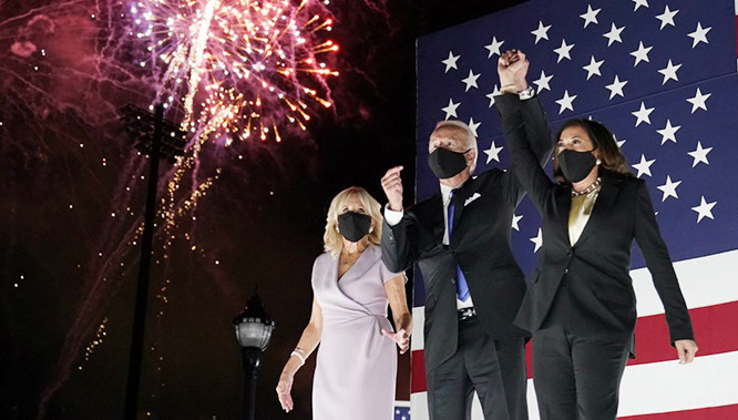 Ông Joe Biden và vợ, bà Jill Biden cùng Thượng nghị sĩ Kamala Harris, ứng viên Phó Tổng thống tại Đại hội Toàn quốc của Đảng Dân chủ. Ông Joe Biden và vợ, bà Jill Biden cùng Thượng nghị sĩ Kamala Harris, ứng viên Phó Tổng thống tại Đại hội Toàn quốc của Đảng Dân chủ.