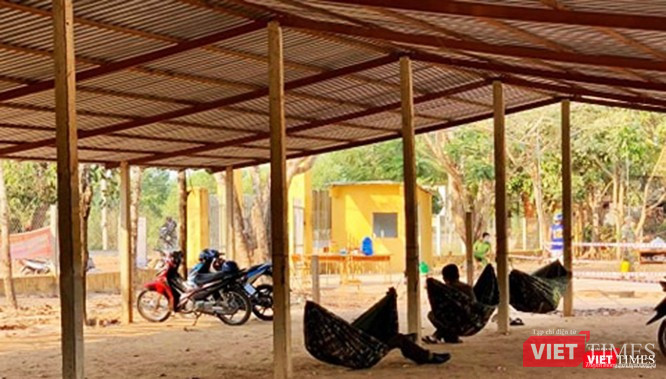 Hình ảnh lúc nghỉ trưa dưới mái tôn nóng hầm hập lúc giữa trưa của lực lượng chức năng tại địa điểm cách ly là trường THCS Thành Long (huyện Châu Thành, tỉnh Tây Ninh). Ảnh nhân vật cung cấp.